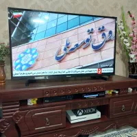 تلویزیون هایسنس ۴۳ با میز تلویزیون