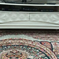 میز تلوزیون بسیار تمیز و شیک بدون خط و خش