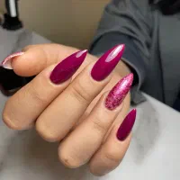 آموزش کاشت ناخن و خدمات