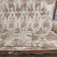 مبل سلطنتی تمیز وسالم بیشتر روکش داشته بفروش میرسد