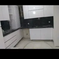 نصب کاشی بین کابینتی. کف وبدنه   باچسب کاشی