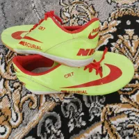 کفش فوتسال (سالن)|کیف، کفش، کمربند|نی‌ریز, |دیوار