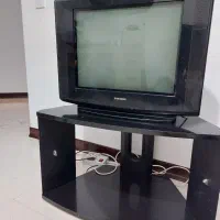 تلویزیون با میزش تمیز و سالم