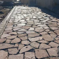 کارگر برای پروژه عمرانی سنگفرش