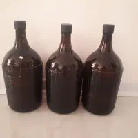 سه عدد بطری ۴ لیتری و یک دبه ۴۰ لیتری