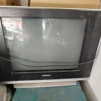 سلام این تلویزیون سالم باپایه هایش