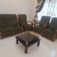مبل دسته چوبی کلاسیک به‌همراه جلومبلی