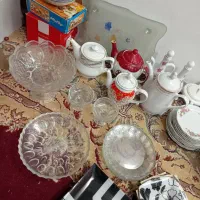 تعدادی ظروف و قوری