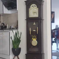 میز تیوی و ساعت