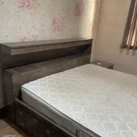 تخت خواب ۲نفره ،کنسول و کنار تختی ،آینه، کنسول