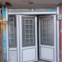 نصاب کاغذ دیواری و نقاش ساختمان