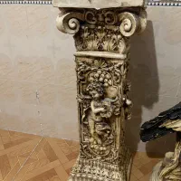 دکوری زیبا میز و مجسمه