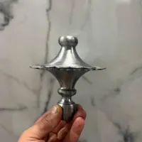یک عدد زنبق علامت چکشی