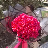 دسته گل قرمز و صورتی