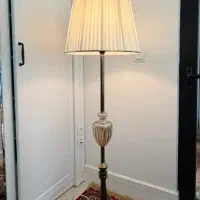 آباژور ایستاده