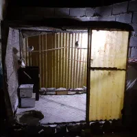 یک عدد قفس بزرگ با چندتا کبوتر