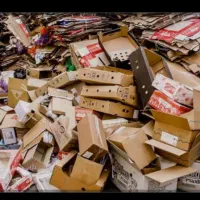 ضایعات کارتن و بطری در قلعه گنج و منوجان