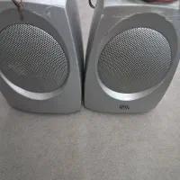 یک جفت اسپیکر JBL