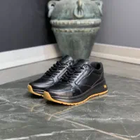 کفش کتانی|کیف، کفش، کمربند|قم, قلعه عموحسین|دیوار