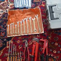 مقداری وسایل تعمیر کاری بفروشی میرسد