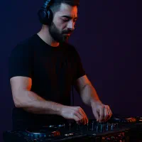 دی جی حرفه ای با تجهیزات کامل مجالس و مهمانی