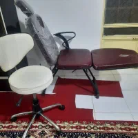 یک عدد صندلی تاشو آرایشگاه ویک عدد صندلی چرخ دار