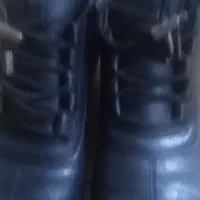 یک جفت چکمه فقت یبار پوشیده شده