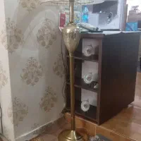 اباژور ایستاده کنار سالنی در حد نو