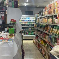 خانم جهت چیدمان هایپر مواد غذایی