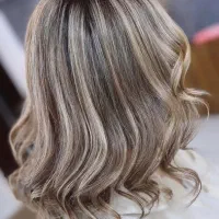 ارائه خدمات زیبایی وارایشی مو