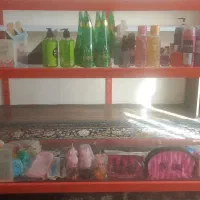 فروش ویترین به همراه تعدادی لوازم آرایشی