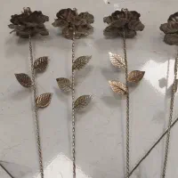 گل مصنوعی فلزی به همراه یک جفت شمعدان