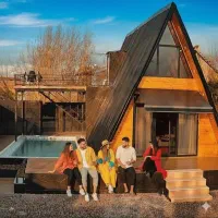 کلبه-سوییسی-استخر-دار-با-بالکن-دلباز