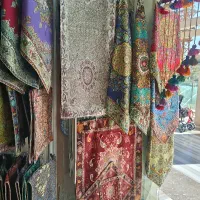 فروشنده جوان آقا برای شیف عصر