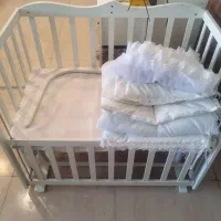 تخت و گهواره کنار تخت مادر