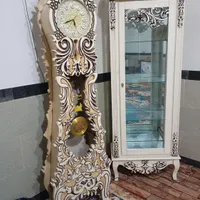 بوفه و ساعته ایستاده .