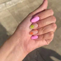 ناخن کار. پدیکوریست.طراح در سالن فول مشتری