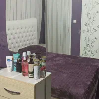 آینه و کشو کنار تخت