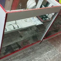 ۲ ویترین ام دی اف طبقات شیشه ای و ۶ دکور دیواری