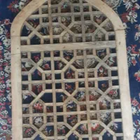 پنجره چوبی قدیمی گره چینی