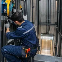 استخدام آسانسور کار ماهر