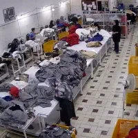 وسطکار و بسته بند تولیدی پوشاک