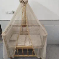 تخت نوزاد در حد نو  کنار مادر با قابلیت گهواره شدن