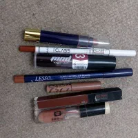 تعدادی رژ لب همه باهم ۱۰۰