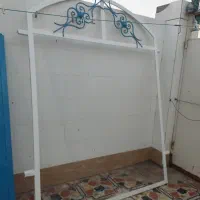 درب حیاط کاملا سالم و تمیز رنگ آمیزی شده