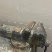 گیره آهنگری همراه میز کار