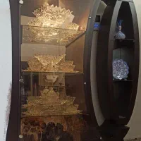 ویترین مدرن چراغدار، جنس چوب محکم و مقاوم