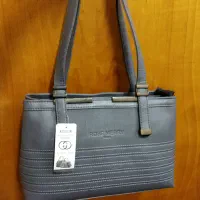 تعدادی کیف ،کفش صندل و نیم بوت