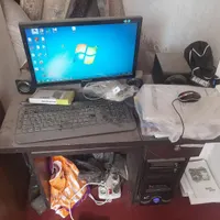 کامپیوتر به همراه میزش