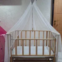 تخت و گهواره نوزاد کنار مادر